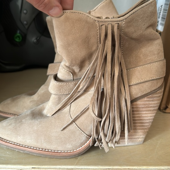New Gianni Bini FAY Fringe Ankle HEELED Boots - 7 - Picture 2 of 3